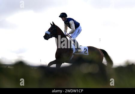 Arctic Thunder wurde von Jockey David Probert geritten, bevor er die Unibet Zero% Mission Maiden Stakes auf der Rennbahn Kempton Park in Sunbury-on-Thames gewann. Bilddatum: Montag, 22. Januar 2024. Stockfoto