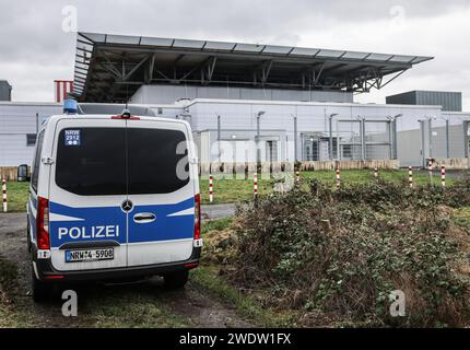 Düsseldorf, Deutschland. Januar 2024. Vor dem Prozessgebäude des Oberlandesgerichts Kapellenweg steht ein Polizeifahrzeug. Der Prozess gegen einen 42-jährigen Mann, der 2013 in Syrien angeblich eine führende Position bei IS eingenommen hat, hat vor dem Oberlandesgericht begonnen. Quelle: Oliver Berg/dpa/Alamy Live News Stockfoto