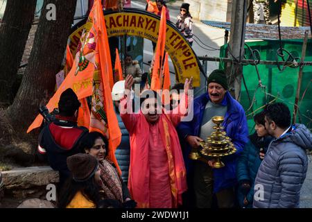 Hindugeweihte rufen religiöse Slogans, wenn sie ankommen, um Rituale im Shankaracharya Tempel anlässlich der Weihungszeremonie des Ayodhya RAM Tempels durchzuführen. Premierminister Narendra Modi hat am Montagnachmittag die "Pran pratishtha" oder die Weihe des RAM-Tempels in Ayodhya abgeschlossen. Die besondere Zeremonie für den Tempel, der sich noch im Bau befindet, war eine jahrzehntelange Anstrengung. Für Hindus ist der Ort der Geburtsort von Lord RAM, einer der verehrtesten Gottheiten im hinduistischen Glauben. Aber die Stätte wird auch von Muslimen verehrt, weil sie einst den Babri Mo aus dem 16. Jahrhundert beherbergt hatte Stockfoto