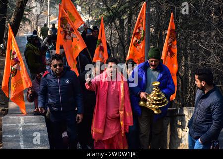 Hindugeweihte rufen religiöse Slogans, wenn sie ankommen, um Rituale im Shankaracharya Tempel anlässlich der Weihungszeremonie des Ayodhya RAM Tempels durchzuführen. Premierminister Narendra Modi hat am Montagnachmittag die "Pran pratishtha" oder die Weihe des RAM-Tempels in Ayodhya abgeschlossen. Die besondere Zeremonie für den Tempel, der sich noch im Bau befindet, war eine jahrzehntelange Anstrengung. Für Hindus ist der Ort der Geburtsort von Lord RAM, einer der verehrtesten Gottheiten im hinduistischen Glauben. Aber die Stätte wird auch von Muslimen verehrt, weil sie einst den Babri Mo aus dem 16. Jahrhundert beherbergt hatte Stockfoto