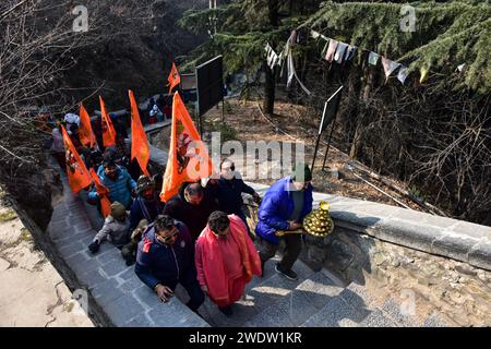 Hinduistische Gläubige kommen im Shankaracharya Tempel an, um Rituale anlässlich der Weihungszeremonie des Tempels Ayodhya RAM durchzuführen. Premierminister Narendra Modi hat am Montagnachmittag die "Pran pratishtha" oder die Weihe des RAM-Tempels in Ayodhya abgeschlossen. Die besondere Zeremonie für den Tempel, der sich noch im Bau befindet, war eine jahrzehntelange Anstrengung. Für Hindus ist der Ort der Geburtsort von Lord RAM, einer der verehrtesten Gottheiten im hinduistischen Glauben. Aber die Stätte wird auch von Muslimen verehrt, weil sie einst die Babri-Moschee aus dem 16. Jahrhundert beherbergt hatte, ein Denkmal des Glaubens für in Stockfoto