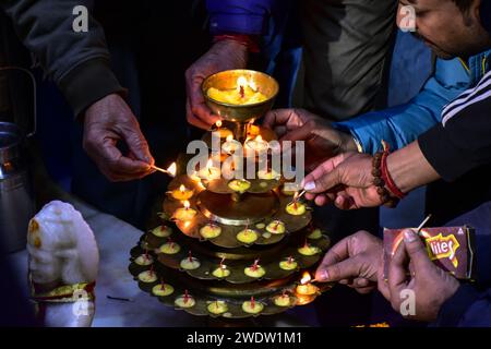 Hindugeweihte zünden im Shankaracharya Tempel anlässlich der Einweihungszeremonie des Ayodhya RAM Tempels Kerzen an. Premierminister Narendra Modi hat am Montagnachmittag die "Pran pratishtha" oder die Weihe des RAM-Tempels in Ayodhya abgeschlossen. Die besondere Zeremonie für den Tempel, der sich noch im Bau befindet, war eine jahrzehntelange Anstrengung. Für Hindus ist der Ort der Geburtsort von Lord RAM, einer der verehrtesten Gottheiten im hinduistischen Glauben. Aber die Stätte wird auch von Muslimen verehrt, weil sie einst die Babri-Moschee aus dem 16. Jahrhundert beherbergt hatte, ein Glaubensdenkmal für indische Muslime Stockfoto