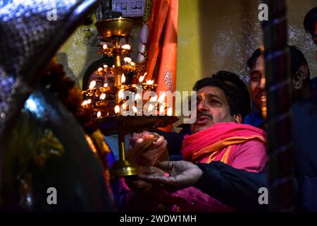 Hindugeweihte führen Rituale im Shankaracharya Tempel anlässlich der Einweihungszeremonie des Ayodhya RAM Tempels durch. Premierminister Narendra Modi hat am Montagnachmittag die "Pran pratishtha" oder die Weihe des RAM-Tempels in Ayodhya abgeschlossen. Die besondere Zeremonie für den Tempel, der sich noch im Bau befindet, war eine jahrzehntelange Anstrengung. Für Hindus ist der Ort der Geburtsort von Lord RAM, einer der verehrtesten Gottheiten im hinduistischen Glauben. Aber die Stätte wird auch von Muslimen verehrt, weil sie einst die Babri-Moschee aus dem 16. Jahrhundert beherbergt hat, ein Glaubensdenkmal für indische Musli Stockfoto