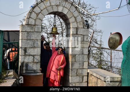 Ein hinduistischer Anhänger kommt im Shankaracharya Tempel an, um Rituale anlässlich der Weihungszeremonie des Tempels Ayodhya RAM durchzuführen. Premierminister Narendra Modi hat am Montagnachmittag die "Pran pratishtha" oder die Weihe des RAM-Tempels in Ayodhya abgeschlossen. Die besondere Zeremonie für den Tempel, der sich noch im Bau befindet, war eine jahrzehntelange Anstrengung. Für Hindus ist der Ort der Geburtsort von Lord RAM, einer der verehrtesten Gottheiten im hinduistischen Glauben. Aber die Stätte wird auch von Muslimen verehrt, weil sie einst die Babri-Moschee aus dem 16. Jahrhundert beherbergt hatte, ein Denkmal des Glaubens für Stockfoto
