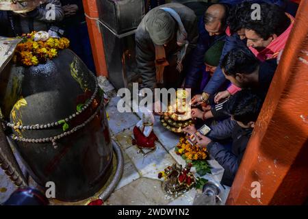 Hindugeweihte führen Rituale im Shankaracharya Tempel anlässlich der Einweihungszeremonie des Ayodhya RAM Tempels durch. Premierminister Narendra Modi hat am Montagnachmittag die "Pran pratishtha" oder die Weihe des RAM-Tempels in Ayodhya abgeschlossen. Die besondere Zeremonie für den Tempel, der sich noch im Bau befindet, war eine jahrzehntelange Anstrengung. Für Hindus ist der Ort der Geburtsort von Lord RAM, einer der verehrtesten Gottheiten im hinduistischen Glauben. Aber die Stätte wird auch von Muslimen verehrt, weil sie einst die Babri-Moschee aus dem 16. Jahrhundert beherbergt hat, ein Glaubensdenkmal für indische Musli Stockfoto