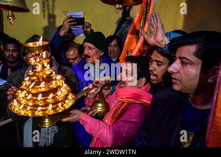 Hindugeweihte führen Rituale im Shankaracharya Tempel anlässlich der Einweihungszeremonie des Ayodhya RAM Tempels durch. Premierminister Narendra Modi hat am Montagnachmittag die "Pran pratishtha" oder die Weihe des RAM-Tempels in Ayodhya abgeschlossen. Die besondere Zeremonie für den Tempel, der sich noch im Bau befindet, war eine jahrzehntelange Anstrengung. Für Hindus ist der Ort der Geburtsort von Lord RAM, einer der verehrtesten Gottheiten im hinduistischen Glauben. Aber die Stätte wird auch von Muslimen verehrt, weil sie einst die Babri-Moschee aus dem 16. Jahrhundert beherbergt hat, ein Glaubensdenkmal für indische Musli Stockfoto