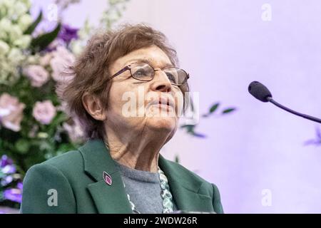 London, Großbritannien. Januar 2024. Holocaust-Überlebende Janine Webber BEM, mit einem bewegenden Zeugnis und einer Rede. Die jährliche Gedenkfeier zum Holocaust Memorial Day in der City Hall, eine gemeinsame Veranstaltung mit dem Bürgermeister von London, der Londoner Versammlung, dem Holocaust Educational Trust und dem Holocaust Memorial Day Trust, gedenkt an die Opfer des Holocaust und bietet eine Zeit der Reflexion für diejenigen, die von neueren Völkermorden betroffen sind. Quelle: Imageplotter/Alamy Live News Stockfoto