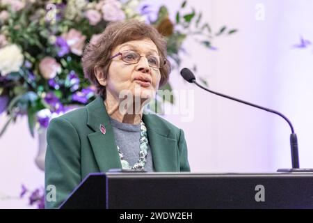 London, Großbritannien. Januar 2024. Holocaust-Überlebende Janine Webber BEM, mit einem bewegenden Zeugnis und einer Rede. Die jährliche Gedenkfeier zum Holocaust Memorial Day in der City Hall, eine gemeinsame Veranstaltung mit dem Bürgermeister von London, der Londoner Versammlung, dem Holocaust Educational Trust und dem Holocaust Memorial Day Trust, gedenkt an die Opfer des Holocaust und bietet eine Zeit der Reflexion für diejenigen, die von neueren Völkermorden betroffen sind. Quelle: Imageplotter/Alamy Live News Stockfoto