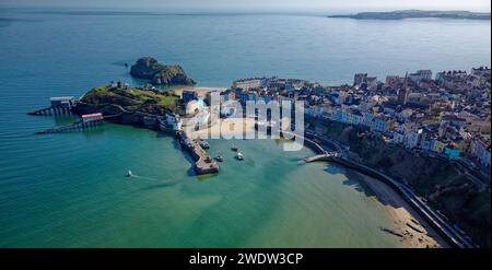 Tenby Harbour und Strand in Pembrokeshire South Wales aus der Luft Stockfoto