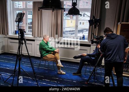 Der dänische Trainer Nikolaj Jacobsen wird am Montag, den 22. Januar 2024, im Rahmen der Pressekonferenz mit der Handballmannschaft der Männer im Spielerhotel in Hamburg interviewt. Stockfoto