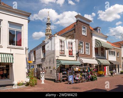 Souvenirladen und Turm des Rathauses in der Altstadt von Zierikzee, Schouwen-Duiveland, Zeeland, Niederlande Stockfoto