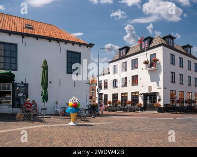 Luitje Platz mit Personen auf der Außenterrasse in der Altstadt von Zierikzee, Schouwen-Duiveland, Zeeland, Niederlande Stockfoto