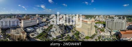 Aus der Vogelperspektive auf Coral Gables Downtown in Miami, Florida, eine geplante Gemeinde mit mediterranem Thema und wohlhabendem Charakter. Im mediterranen Revival-Stil Stockfoto