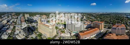 Aus der Vogelperspektive auf Coral Gables Downtown in Miami, Florida, eine geplante Gemeinde mit mediterranem Thema und wohlhabendem Charakter. Im mediterranen Revival-Stil Stockfoto