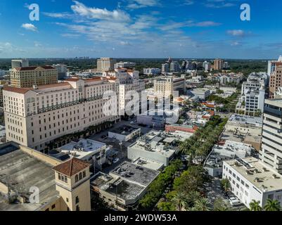 Aus der Vogelperspektive auf Coral Gables Downtown in Miami, Florida, eine geplante Gemeinde mit mediterranem Thema und wohlhabendem Charakter. Im mediterranen Revival-Stil Stockfoto