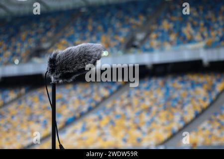 Richtmikrofon auf dem Fußballfeld zur Aufnahme des Spielgeräusches. Hochwertige Fotos Stockfoto