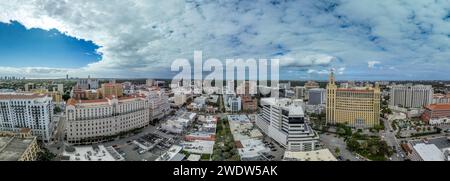 Aus der Vogelperspektive auf Coral Gables Downtown in Miami, Florida, eine geplante Gemeinde mit mediterranem Thema und wohlhabendem Charakter. Im mediterranen Revival-Stil Stockfoto