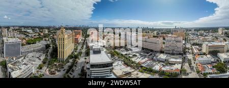 Aus der Vogelperspektive auf Coral Gables Downtown in Miami, Florida, eine geplante Gemeinde mit mediterranem Thema und wohlhabendem Charakter. Im mediterranen Revival-Stil Stockfoto