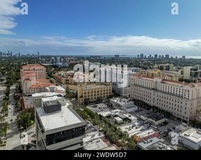 Aus der Vogelperspektive auf Coral Gables Downtown in Miami, Florida, eine geplante Gemeinde mit mediterranem Thema und wohlhabendem Charakter. Im mediterranen Revival-Stil Stockfoto