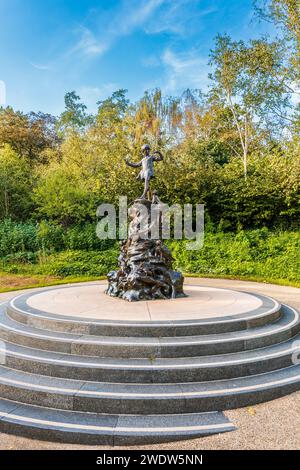 Bronzestatue von Peter Pan, Figur aus Roman von James Matthew Barrie, Bildhauer George Frampton in Kensington Gardens, London, Großbritannien Stockfoto