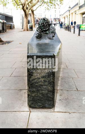 „A Conversation with Oscar Wilde“, eine bankähnliche Outdoor-Skulptur von Maggi Hambling, die dem irischen Schriftsteller Oscar Wilde im Londoner Stadtzentrum gewidmet ist Stockfoto