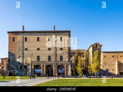 Außenansicht des Palazzo della Pilotta (Palazzo della Pilotta) Gebäudekomplexes im historischen Zentrum von Parma, Region Emilia Romagna, Italien. Stockfoto