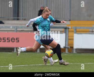 Paige Culver von London City Lionesses hält Molly-Mae Sharpe von Crystal Palace Women während des Fußballspiels der FA Women's Championship zwischen London Stockfoto