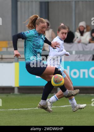 Paige Culver von London City Lionesses hält Molly-Mae Sharpe von Crystal Palace Women während des Fußballspiels der FA Women's Championship zwischen London Stockfoto