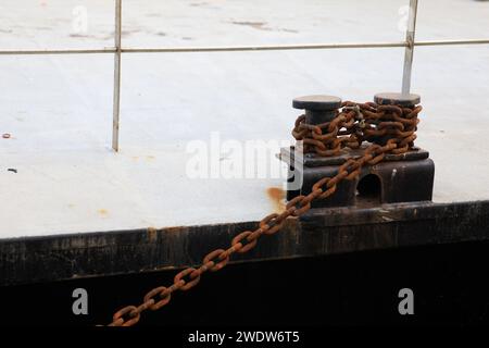 Ketten, die Schiffe am Pier sichern. Hochwertige Fotos Stockfoto