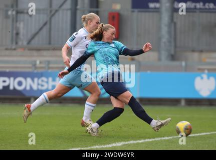 Paige Culver von London City Lionesses unter dem Druck von Elise Hughes von Crystal Palace Women während des Fußballspiels der FA Women's Championship dazwischen Stockfoto