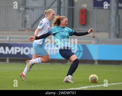 Paige Culver von London City Lionesses unter dem Druck von Elise Hughes von Crystal Palace Women während des Fußballspiels der FA Women's Championship dazwischen Stockfoto