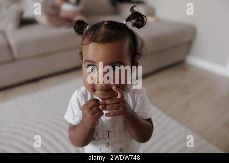 Porträt eines Kleinkindermädchens mit gemischter Rasse im Zimmer. Afrokaukasisches kleines Mädchen. Das Konzept der interrassischen Familie. Stockfoto