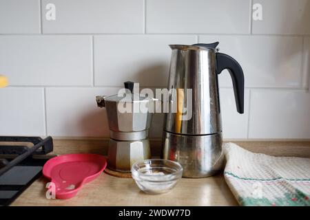Zwei kleine Kaffeemaschinen in der Küche Stockfoto