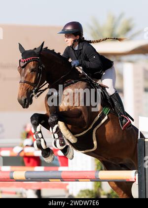 Al Maqam, Vereinigte Arabische Emirate. Januar 2024. Elizaveta Minima of Palestine mit Onassis VH Napoleonhof während des CSIL2* - FBMA International Show Jumping Cup Grand Prix beim 11. FBMA International Show Jumping Cup am 21. Januar 2024, Al Ain Equestrial, Gold and Shooting Club, Vereinigte Arabische Emirate (Foto: Maxime David Credit: MXIMD Pictures/Alamy Live News) Stockfoto