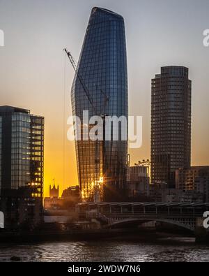 Starburst bei Sonnenuntergang über der themse und anderen berühmten Wahrzeichen in London. Stockfoto