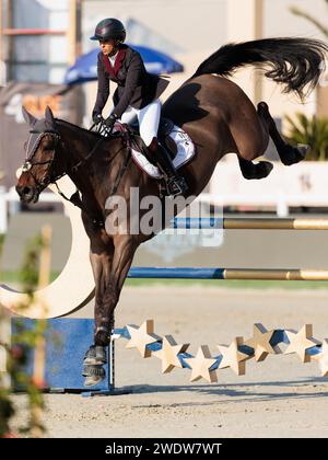 Al Maqam, Vereinigte Arabische Emirate. Januar 2024. Shaikha Latifah Ahmed Almaktoum aus den Vereinigten Arabischen Emiraten mit Cornet XL während des CSIL2* - FBMA International Show Jumping Cup Grand Prix beim 11. FBMA International Show Jumping Cup am 21. Januar 2024, Al Ain Equestrial, Gold and Shooting Club, United Arabe Emirates (Foto: Maxime David Credit: MXIMD Pictures/Alamy Live News Stockfoto