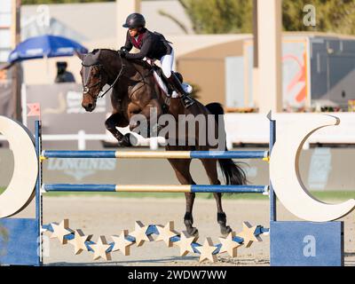 Al Maqam, Vereinigte Arabische Emirate. Januar 2024. Shaikha Latifah Ahmed Almaktoum aus den Vereinigten Arabischen Emiraten mit Cornet XL während des CSIL2* - FBMA International Show Jumping Cup Grand Prix beim 11. FBMA International Show Jumping Cup am 21. Januar 2024, Al Ain Equestrial, Gold and Shooting Club, United Arabe Emirates (Foto: Maxime David Credit: MXIMD Pictures/Alamy Live News Stockfoto