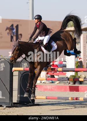 Al Maqam, Vereinigte Arabische Emirate. Januar 2024. Shaikha Latifah Ahmed Almaktoum aus den Vereinigten Arabischen Emiraten mit Cornet XL während des CSIL2* - FBMA International Show Jumping Cup Grand Prix beim 11. FBMA International Show Jumping Cup am 21. Januar 2024, Al Ain Equestrial, Gold and Shooting Club, United Arabe Emirates (Foto: Maxime David Credit: MXIMD Pictures/Alamy Live News Stockfoto