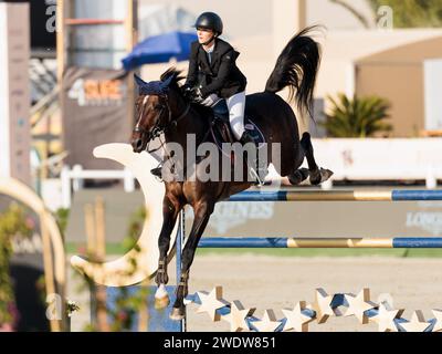 Al Maqam, Vereinigte Arabische Emirate. Januar 2024. Amelia Moscicka aus Polen mit Corleo während des CSIL2* - FBMA International Show Jumping Cup Grand Prix beim 11. FBMA International Show Jumping Cup am 21. Januar 2024, Al Ain Equestrial, Gold and Shooting Club, Vereinigte Arabische Emirate (Foto: Maxime David Credit: MXIMD Pictures/Alamy Live News) Stockfoto