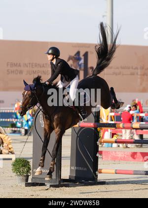 Al Maqam, Vereinigte Arabische Emirate. Januar 2024. Amelia Moscicka aus Polen mit Corleo während des CSIL2* - FBMA International Show Jumping Cup Grand Prix beim 11. FBMA International Show Jumping Cup am 21. Januar 2024, Al Ain Equestrial, Gold and Shooting Club, Vereinigte Arabische Emirate (Foto: Maxime David Credit: MXIMD Pictures/Alamy Live News) Stockfoto