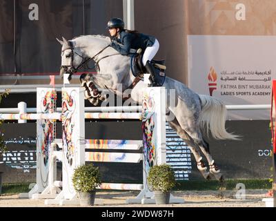 Al Maqam, Vereinigte Arabische Emirate. Januar 2024. Boushra Al Assad of Syria mit Leelandi während des CSIL2* - FBMA International Show Jumping Cup Grand Prix beim 11. FBMA International Show Jumping Cup am 21. Januar 2024, Al Ain Equestrial, Gold and Shooting Club, United Arabe Emirates (Foto: Maxime David Credit: MXIMD Pictures/Alamy Live News) Stockfoto