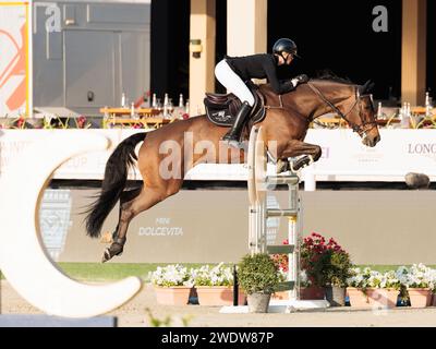 Al Maqam, Vereinigte Arabische Emirate. Januar 2024. Alisa Danilova aus der Ukraine mit Cossinelle während des CSIL2* - FBMA International Show Jumping Cup Grand Prix beim 11. FBMA International Show Jumping Cup am 21. Januar 2024, Al Ain Equestrial, Gold and Shooting Club, Vereinigte Arabische Emirate (Foto: Maxime David Credit: MXIMD Pictures/Alamy Live News) Stockfoto