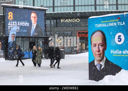 Helsinki, Finnland. Januar 2024. Pavillons des Wahlkampfes der Präsidentschaftskandidaten Jussi Halla - aho und Alexander Stubb, entlang der Straße gesehen. Die Präsidentschaftswahlen in Finnland finden am 28. Januar 2024 statt. Der Wahlkampf der Präsidentschaftskandidaten ist in vollem Gange. Quelle: SOPA Images Limited/Alamy Live News Stockfoto