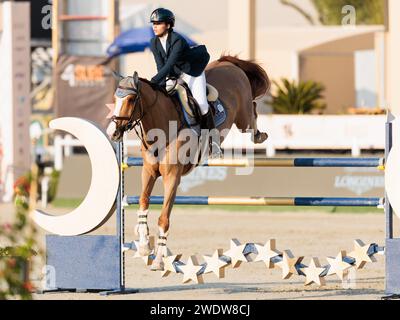 Al Maqam, Vereinigte Arabische Emirate. Januar 2024. Aya Hamcho von Syrien mit Imoogi Hero während des CSIL2* - FBMA International Show Jumping Cup Grand Prix beim 11. FBMA International Show Jumping Cup am 21. Januar 2024, Al Ain Equestrial, Gold and Shooting Club, Vereinigte Arabische Emirate (Foto: Maxime David Credit: MXIMD Pictures/Alamy Live News) Stockfoto