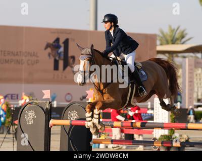 Al Maqam, Vereinigte Arabische Emirate. Januar 2024. Aya Hamcho von Syrien mit Imoogi Hero während des CSIL2* - FBMA International Show Jumping Cup Grand Prix beim 11. FBMA International Show Jumping Cup am 21. Januar 2024, Al Ain Equestrial, Gold and Shooting Club, Vereinigte Arabische Emirate (Foto: Maxime David Credit: MXIMD Pictures/Alamy Live News) Stockfoto