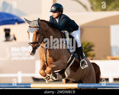 Al Maqam, Vereinigte Arabische Emirate. Januar 2024. Aya Hamcho von Syrien mit Imoogi Hero während des CSIL2* - FBMA International Show Jumping Cup Grand Prix beim 11. FBMA International Show Jumping Cup am 21. Januar 2024, Al Ain Equestrial, Gold and Shooting Club, Vereinigte Arabische Emirate (Foto: Maxime David Credit: MXIMD Pictures/Alamy Live News) Stockfoto