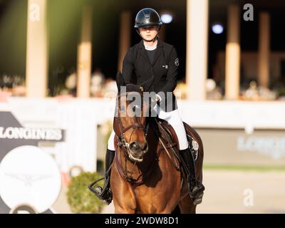 Al Maqam, Vereinigte Arabische Emirate. Januar 2024. Alisa Danilova aus der Ukraine mit Cossinelle während des CSIL2* - FBMA International Show Jumping Cup Grand Prix beim 11. FBMA International Show Jumping Cup am 21. Januar 2024, Al Ain Equestrial, Gold and Shooting Club, Vereinigte Arabische Emirate (Foto: Maxime David Credit: MXIMD Pictures/Alamy Live News) Stockfoto