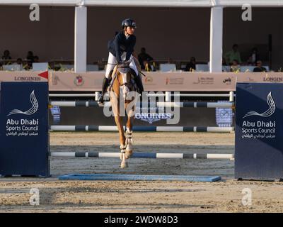 Al Maqam, Vereinigte Arabische Emirate. Januar 2024. Aya Hamcho von Syrien mit Imoogi Hero während des CSIL2* - FBMA International Show Jumping Cup Grand Prix beim 11. FBMA International Show Jumping Cup am 21. Januar 2024, Al Ain Equestrial, Gold and Shooting Club, Vereinigte Arabische Emirate (Foto: Maxime David Credit: MXIMD Pictures/Alamy Live News) Stockfoto