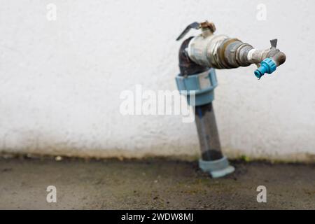 Mit Wasser und der letzte Tropfen, das Problem der Dürre. Hochwertige Fotos Stockfoto