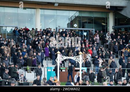 Ascot, Großbritannien. November 2023. Racegoer beobachten die Limited Handicap Steeple Chase von Racing to School Novices auf der Ascot Racecourse am November Racing Friday. Kredit: Maureen McLean/Alamy Stockfoto